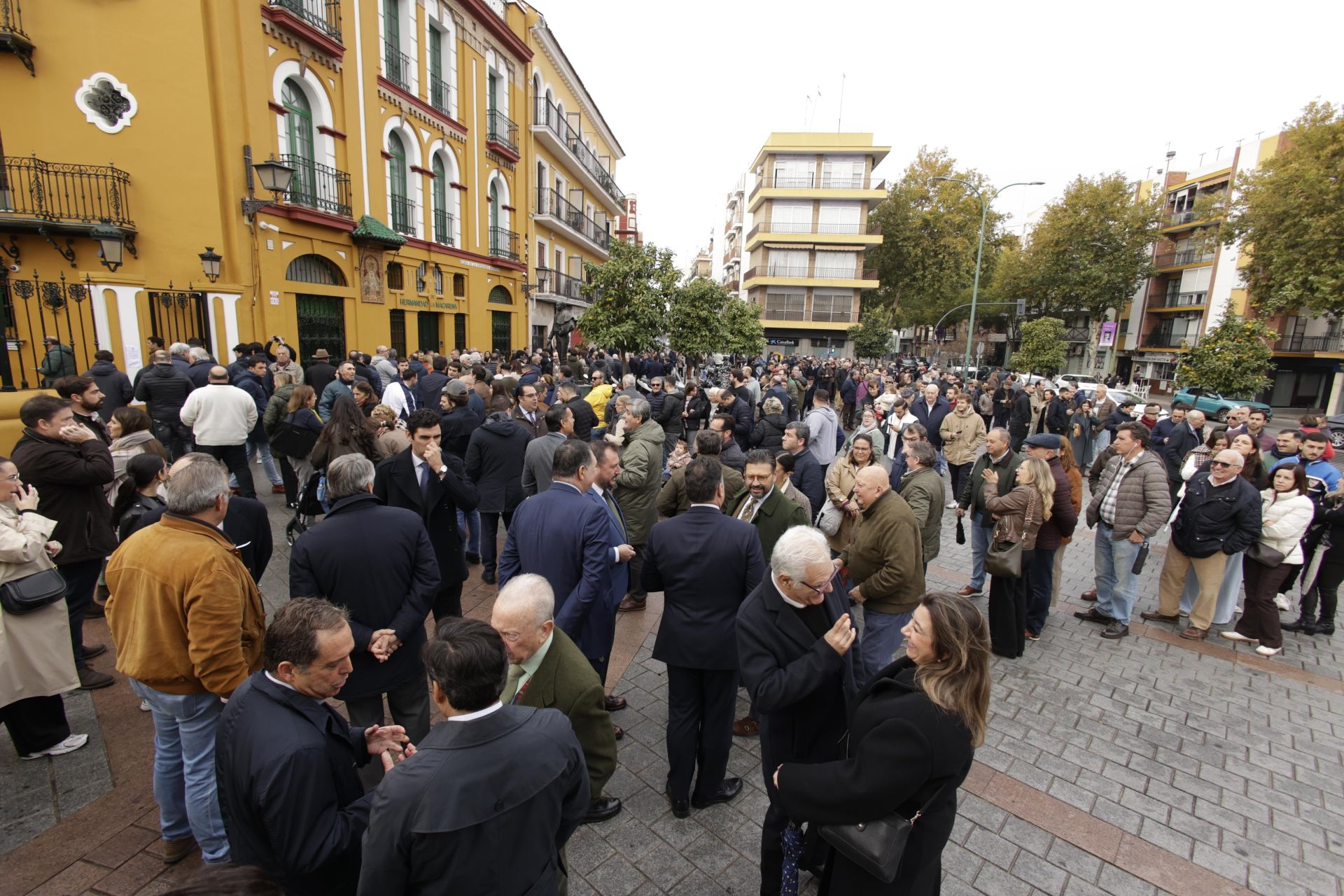 Largas colas a las puertas de la basílica de la Macarena para votar en las elecciones, en imágenes