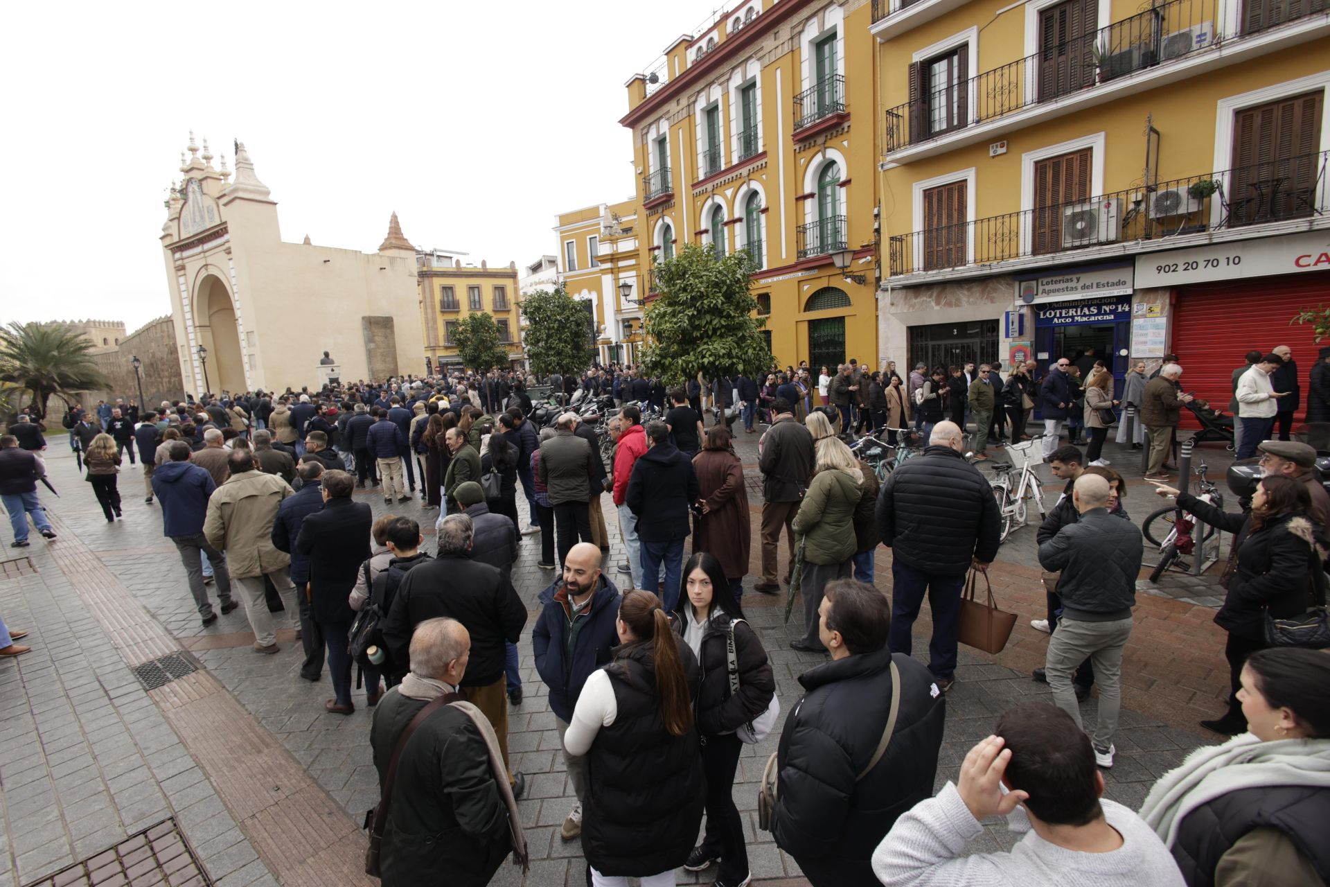 Largas colas a las puertas de la basílica de la Macarena para votar en las elecciones, en imágenes
