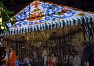 Vídeo | La Feria de Sevilla y la Semana Santa 'se cuelan' en el mapping de la Plaza de San Francisco de Sevilla
