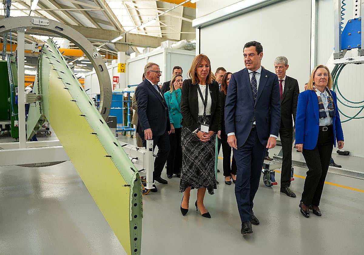 El presidente de la Junta, Juanma Moreno, visita la fábrica de Pilatus durante la inauguración