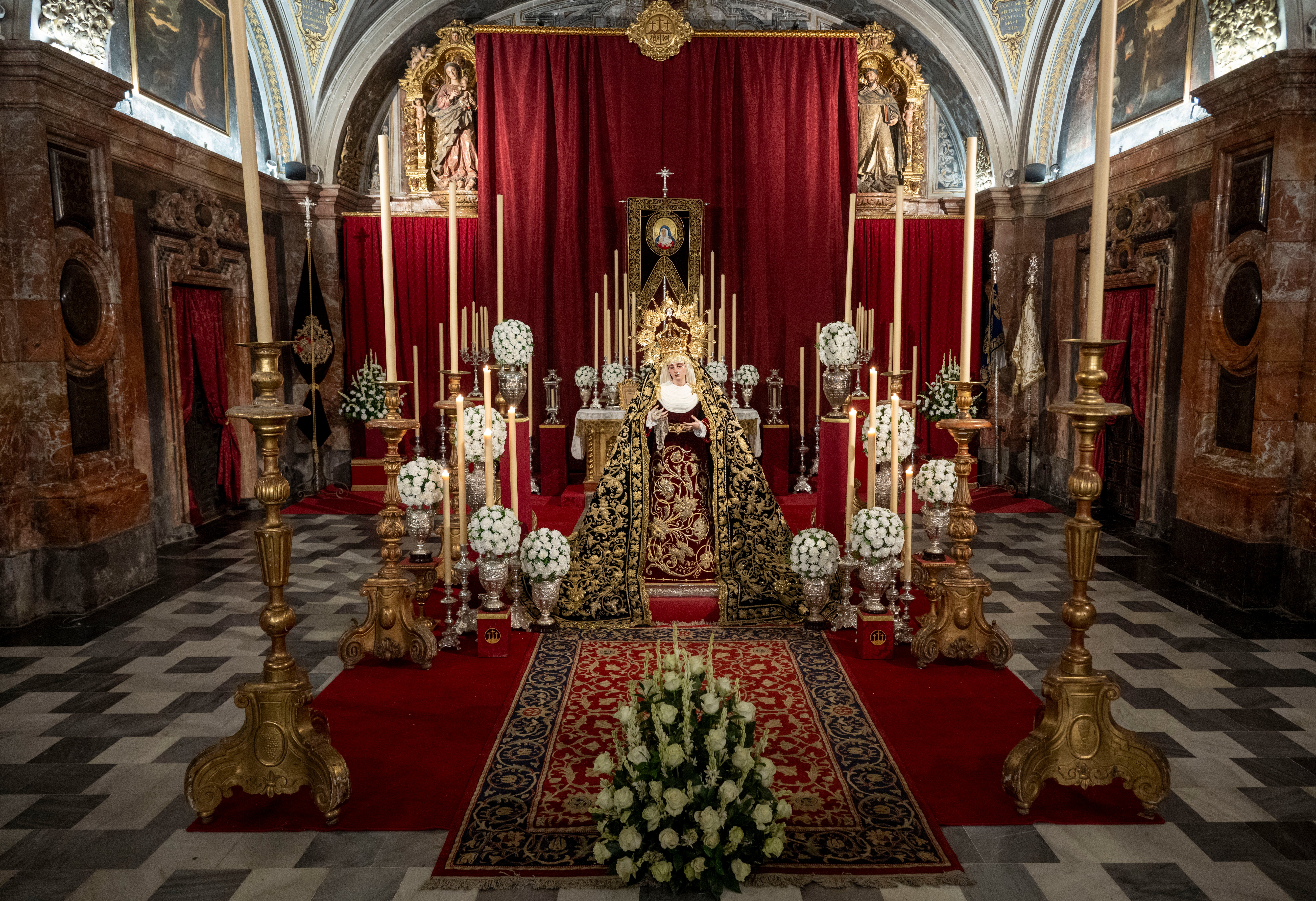 El besamanos de la Caridad del Baratillo y Presentación del Calvario, en imágenes