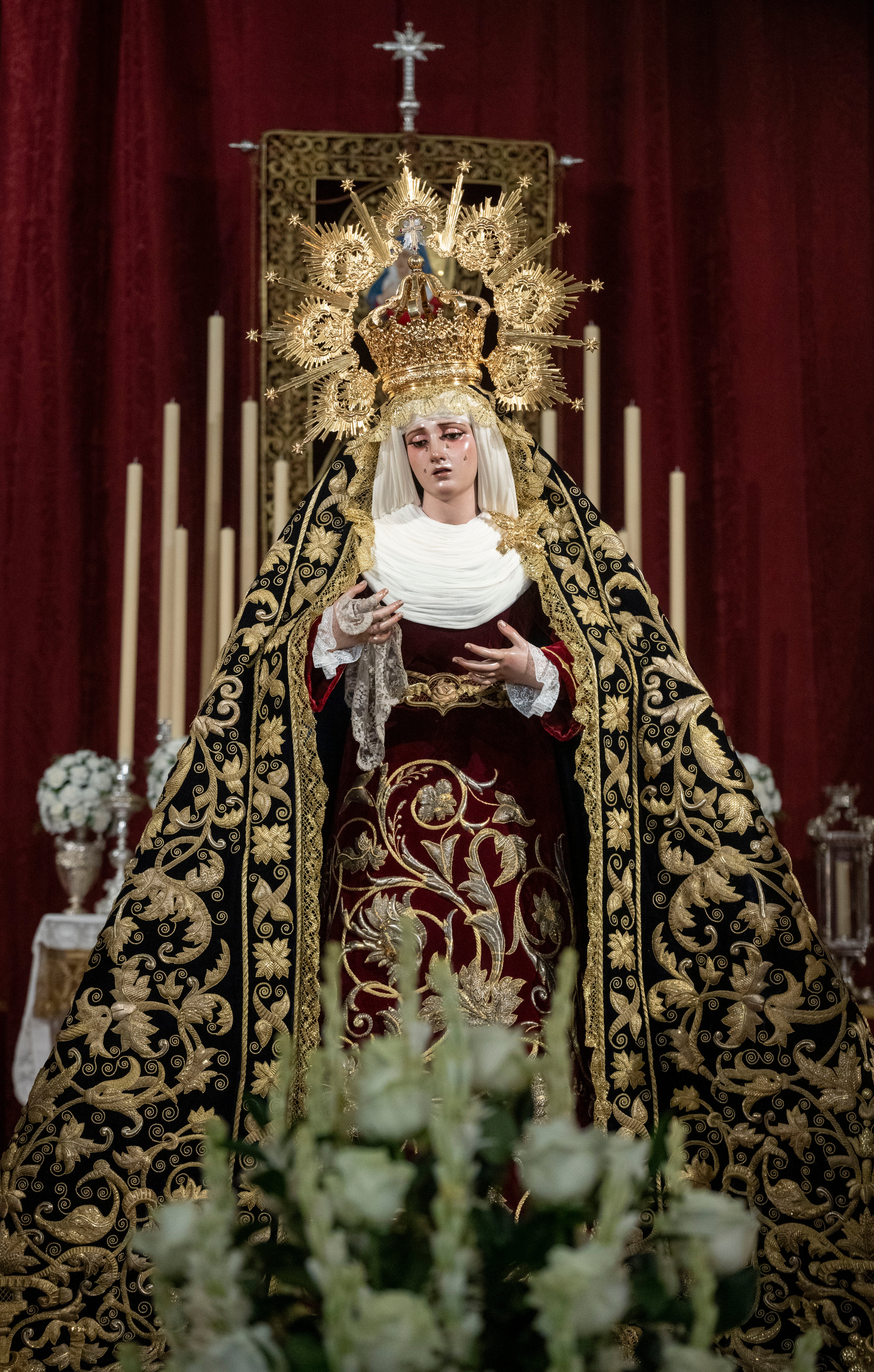 El besamanos de la Caridad del Baratillo y Presentación del Calvario, en imágenes