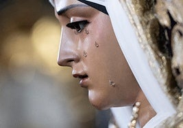 El besamanos de la Caridad del Baratillo y Presentación del Calvario, en imágenes