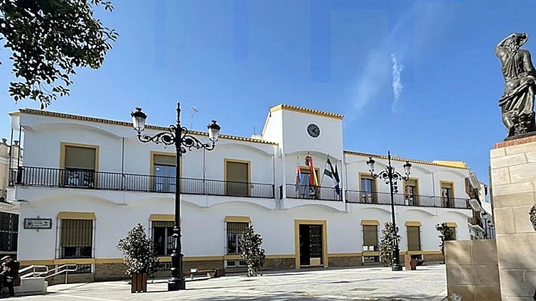 El juez frena el intento del PSOE de reabrir la causa contra Ricardo Sánchez por el tanatorio de Mairena del Alcor