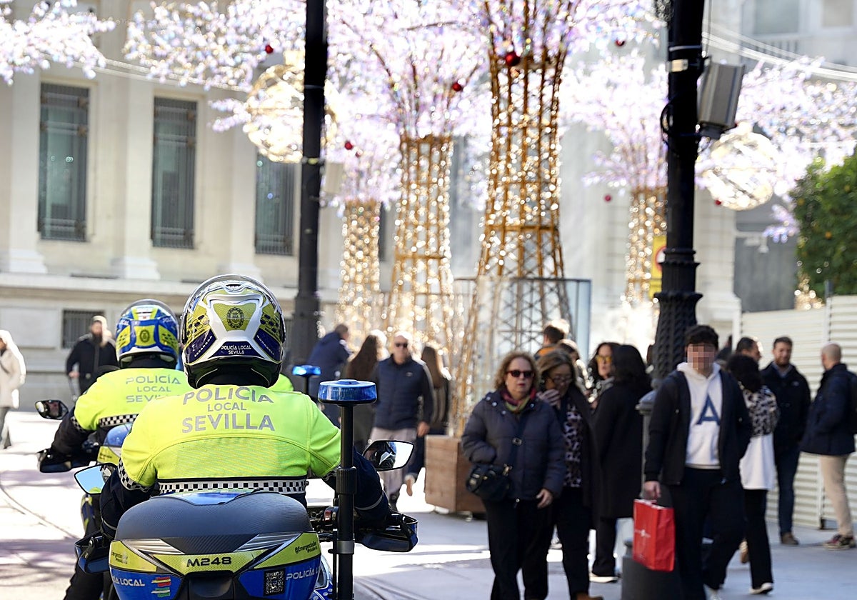 Agentes de la Policía Local en el centro de Sevilla