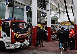 Bomberos rescatan a una mujer atrapada en su vivienda por un incendio en Dos Hermanas