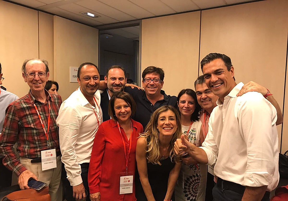 Salazar, con gafas, rodeado por Gómez de Celis, Ábalos, Lastra, Santos Cerdán, Hernánz Costa, Begoña Gómez y Sánchez, en una imagen de la campaña de las primarias del PSOE de 2017