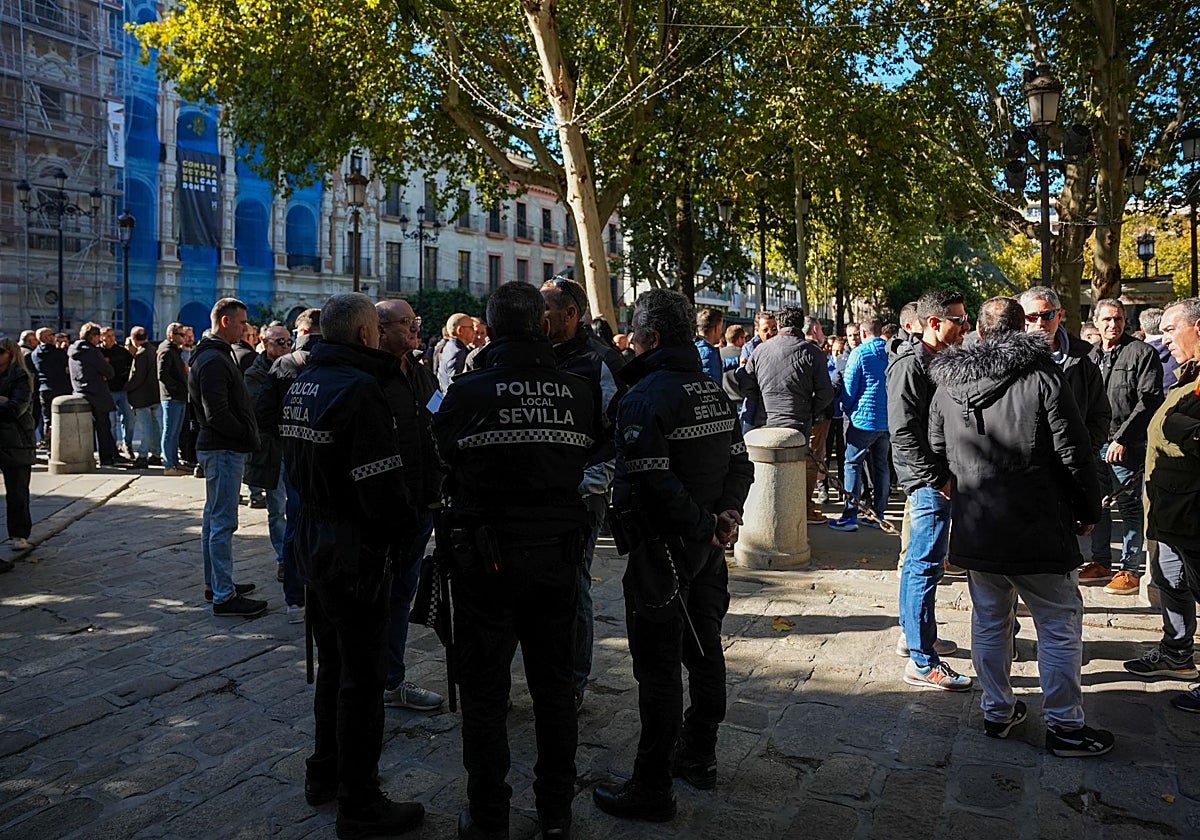 Agentes de la Policía Local en una concentración ante el Ayuntamiento