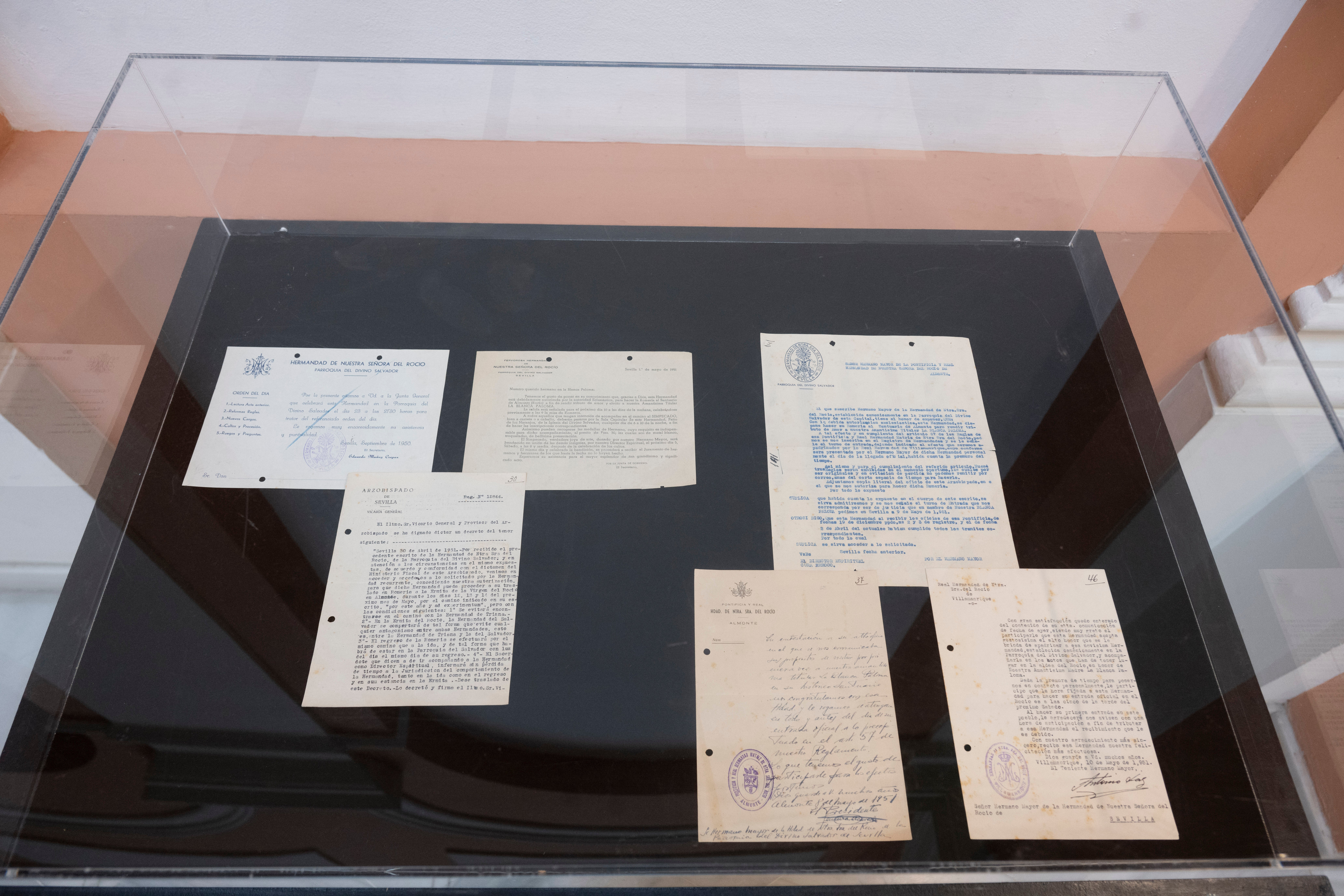 La exposición del Rocío de Sevilla en el Ayuntamiento, en imágenes