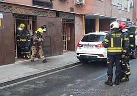 Bomberos sofocan un incendio en un local de la calle Santo Domingo de la Calzada de Sevilla