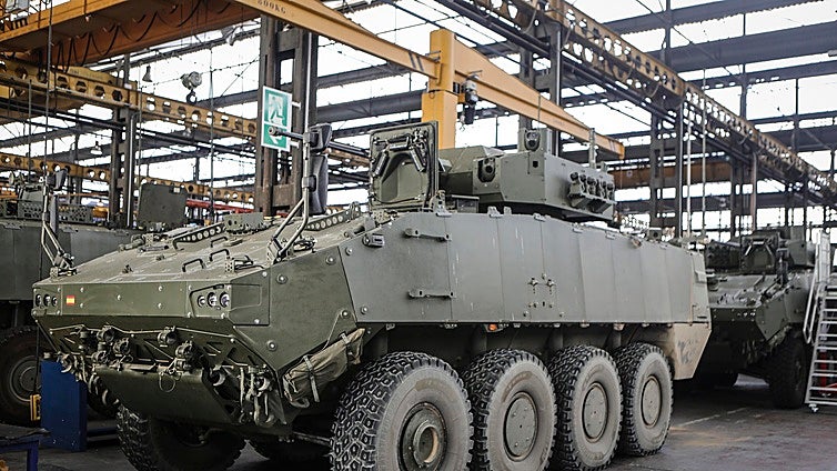 Defensa aplaza la entrega de los blindados 8x8 que se prueban en la fábrica de Alcalá