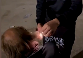 Identificado uno de los dos agresores que quemó el pelo a un indigente en Benacazón