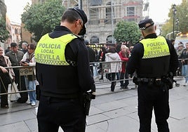 Policías en el centro de Sevilla