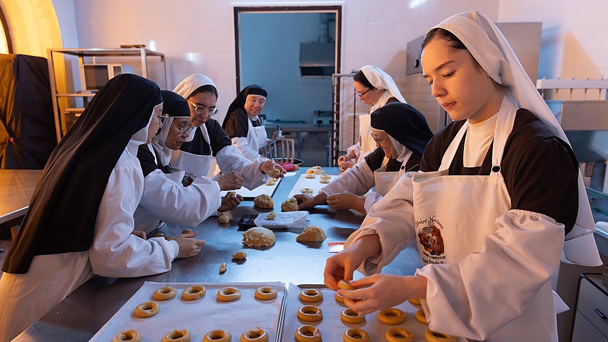 Las monjas carmelitas de Osuna elaboran los dulces que enviarán a la exposición