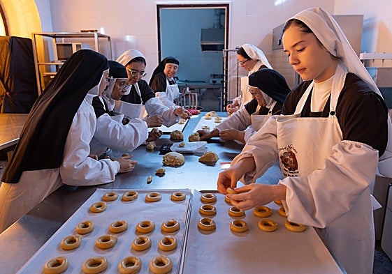 Las monjas carmelitas de Osuna elaboran los dulces que enviarán a la exposición