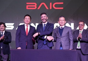 Los máximos responsables de BAIC, Santana Motors y Coroner durante la firma del protocolo