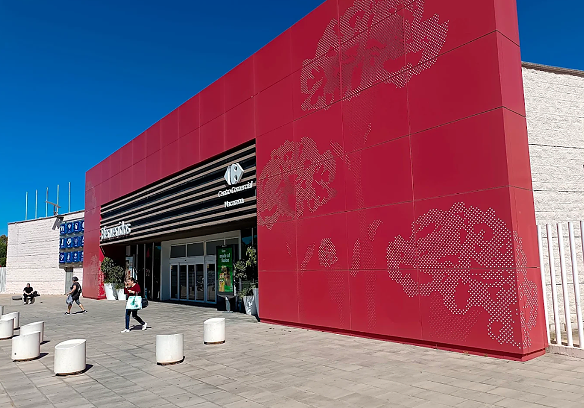 Imagen de la entrada al Carrefour de la Macarena, en la Ronda Urbana Norte