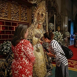 La Esperanza de Triana, en besamanos en la Catedral