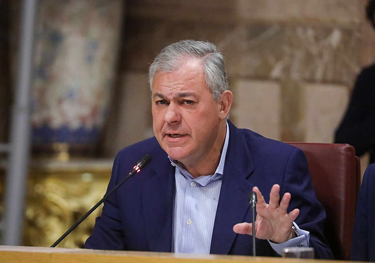 El alcalde de Sevilla, José Luis Sanz, durante su intervención en un Pleno del Ayuntamiento