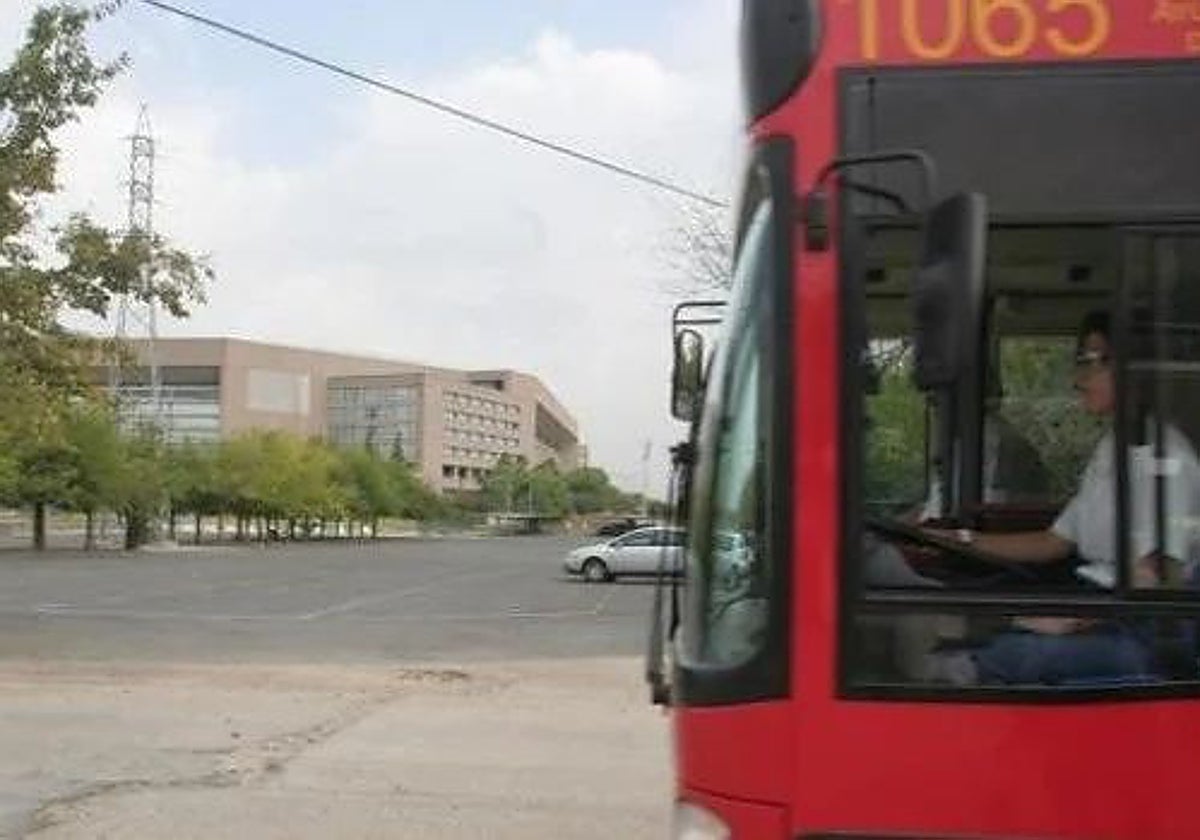 Un bus de Tussam pasando por las inmediaciones del estadio de la Cartuja
