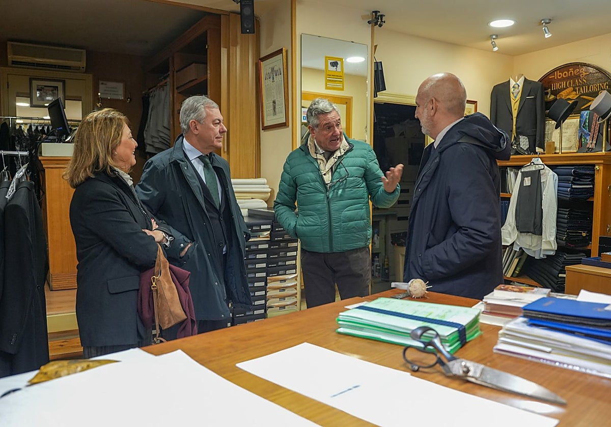 Manuel Ibáñez dialogando con Sanz y Alés en su sastrería