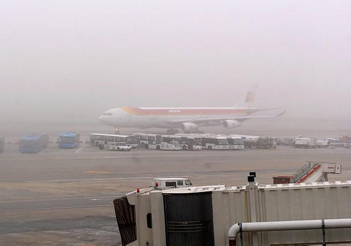 Un avión circulando en medio de la niebla en una imagen de archivo