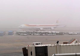 Desvían más de una decena de vuelos del aeropuerto de Sevilla por la niebla