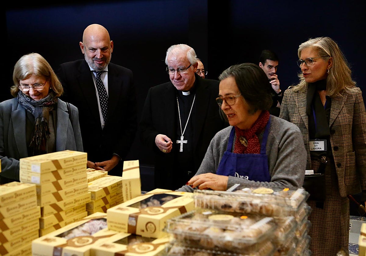 Monseñor José Ángel Saiz Meneses, en la muestra de dulces de conventos del Alcázar