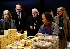 El arzobispo visita la Exposición de Dulces de Conventos de Sevilla: «Vosotras ayudáis a reforzar el mensaje de la Navidad»