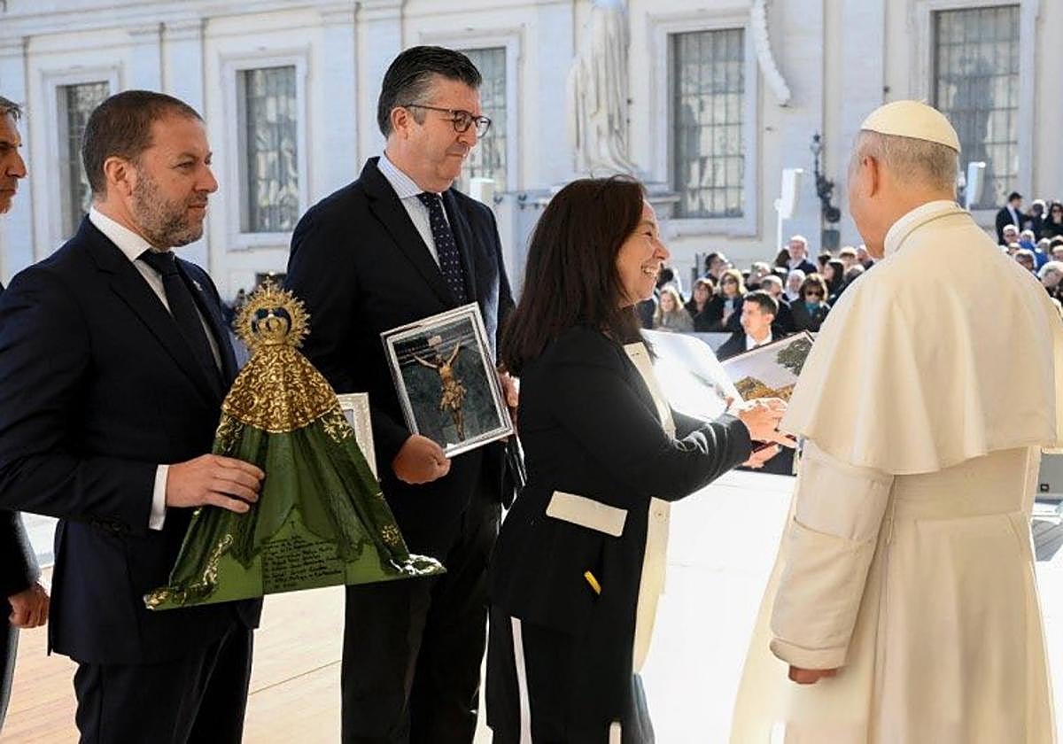 Paloma Saborido muestra al Papa las fotos de la Gran Procesión del Jubileo de las Cofradías