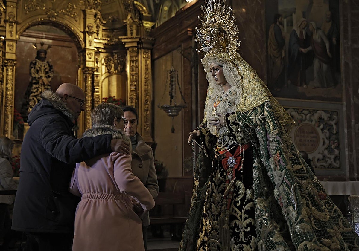 La Esperanza Macarena, expuesta en besamanos en su basílica