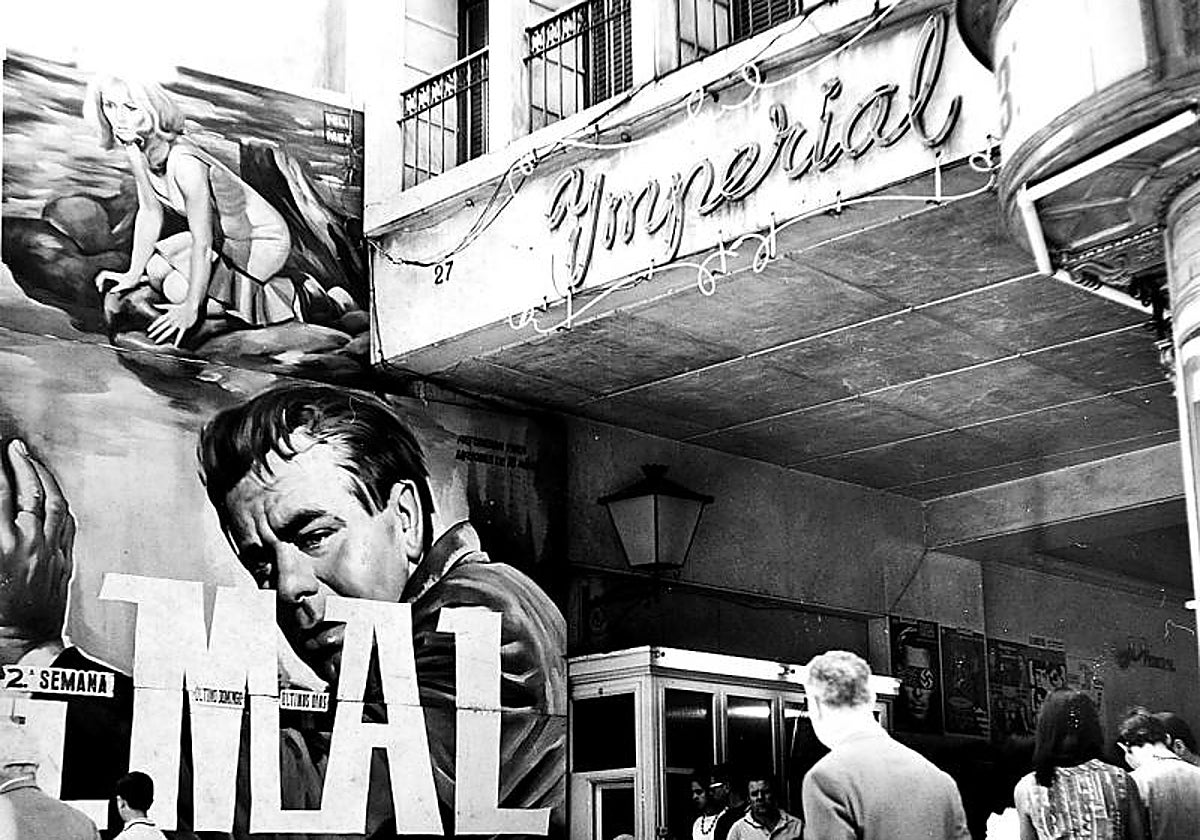 Antiguo cine Imperial en la calle Sierpes, que más tarde fue teatro y librería