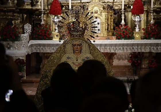 La Virgen de la Esperanza Macarena, a los pies del presbiterio, recibiendo la visita de miles de personas tras su restauración