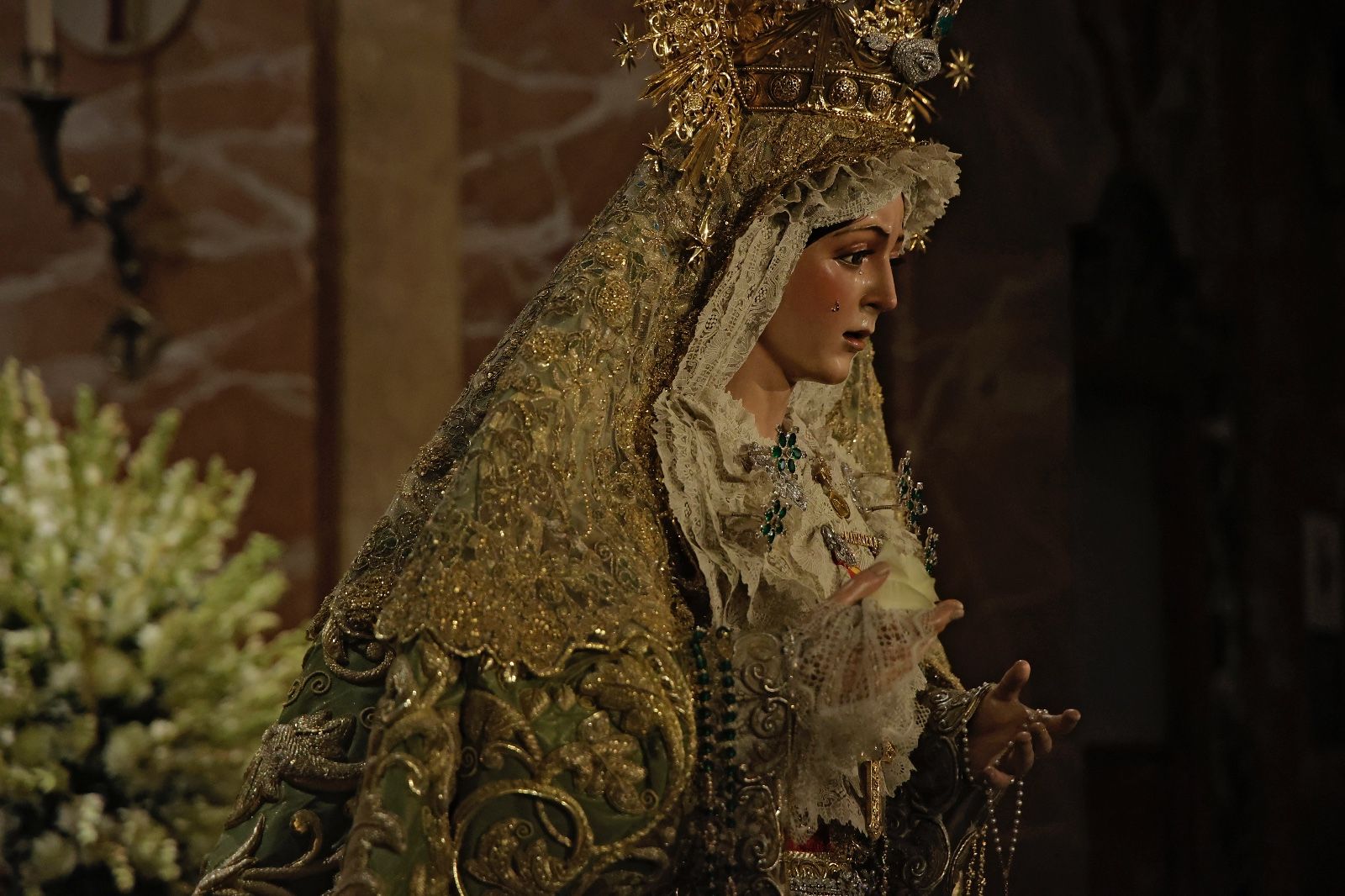 Las imágenes de la vuelta de la Macarena al culto tras meses de restauración