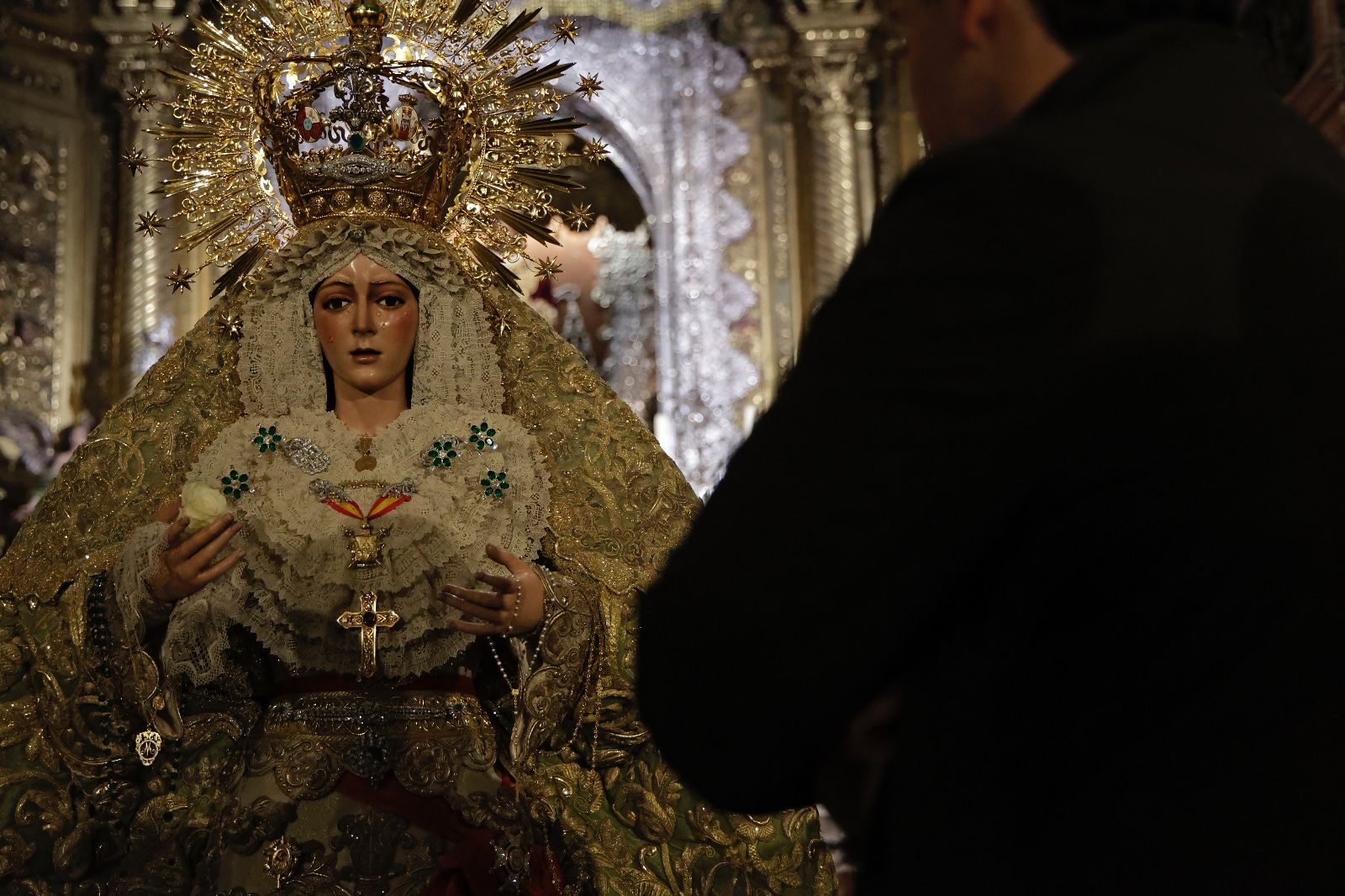 Las imágenes de la vuelta de la Macarena al culto tras meses de restauración