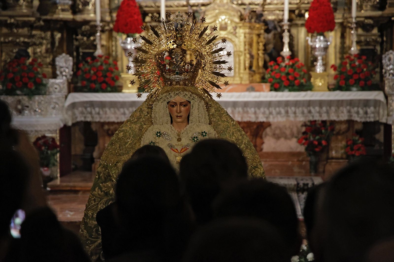 Las imágenes de la vuelta de la Macarena al culto tras meses de restauración