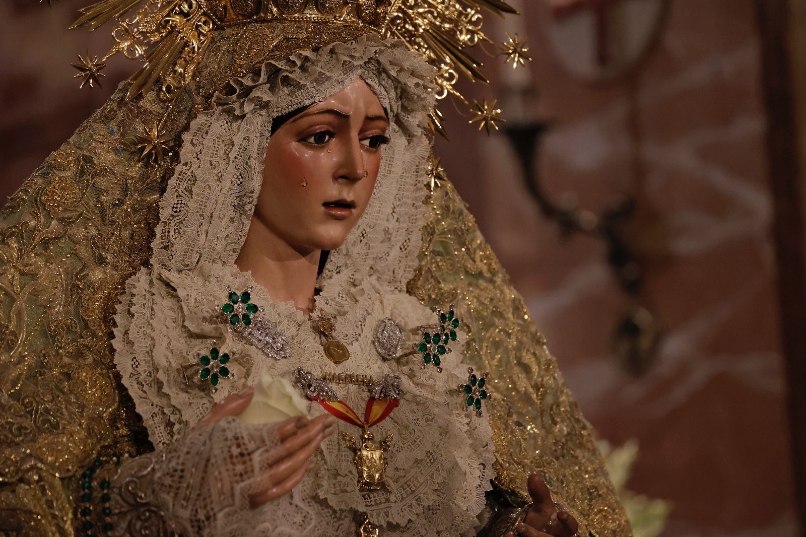 Las imágenes de la vuelta de la Macarena al culto tras meses de restauración