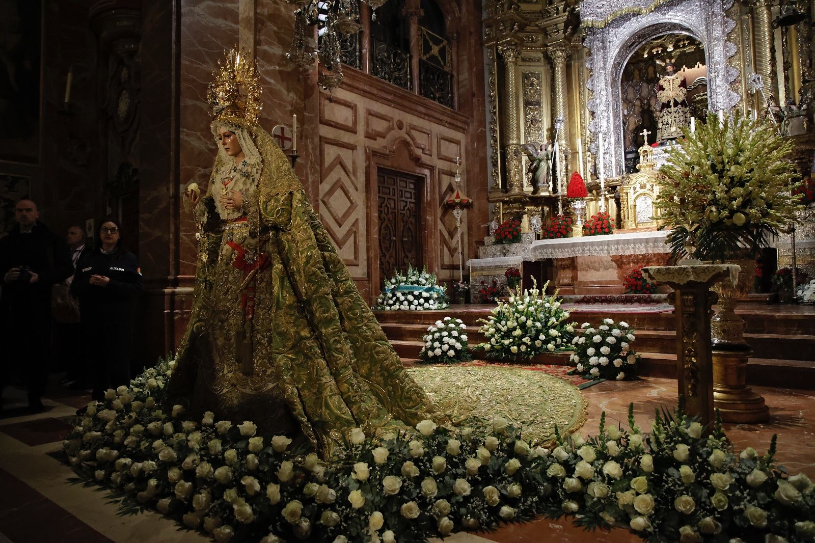 Las imágenes de la vuelta de la Macarena al culto tras meses de restauración