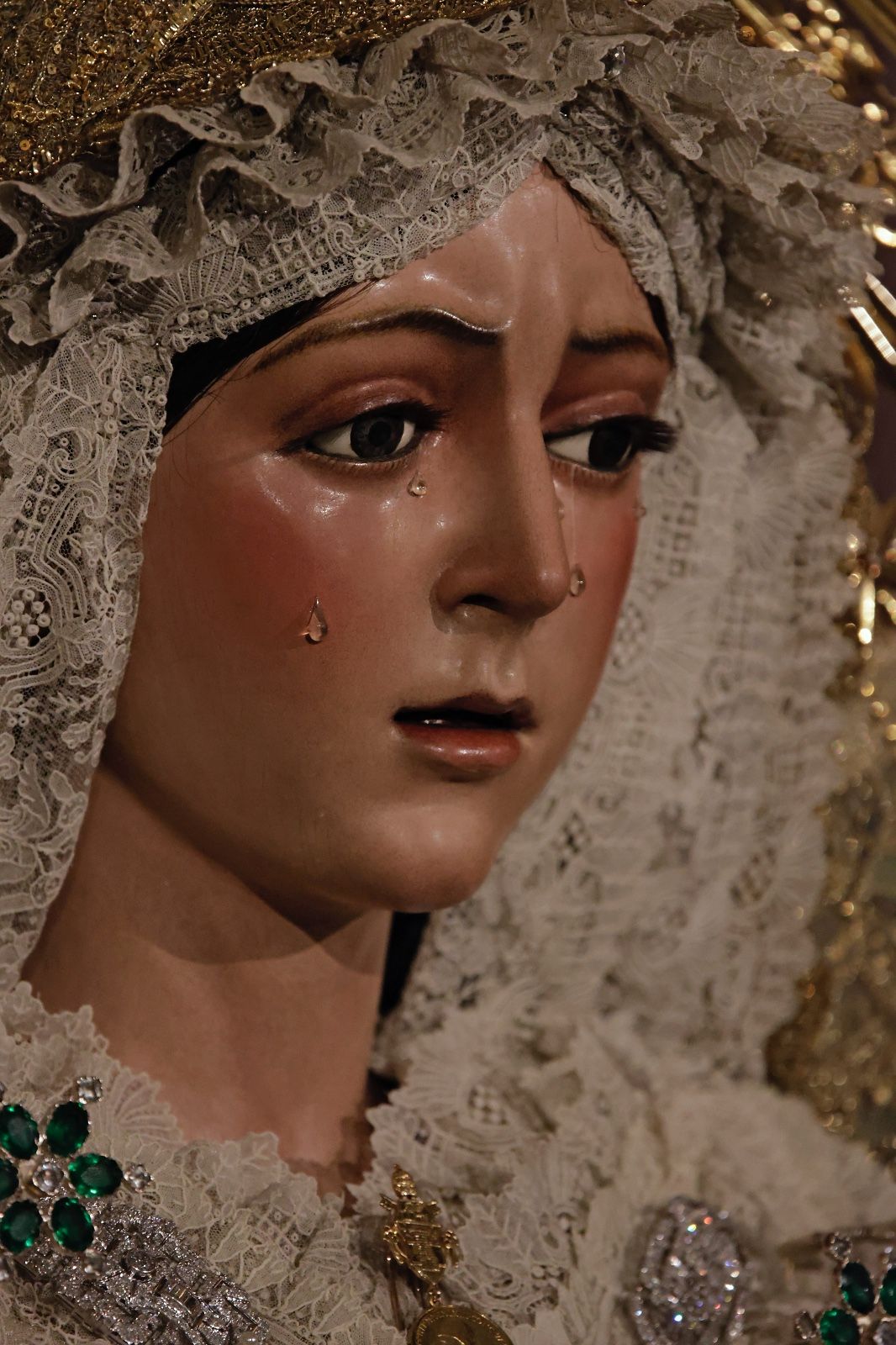 Las imágenes de la vuelta de la Macarena al culto tras meses de restauración