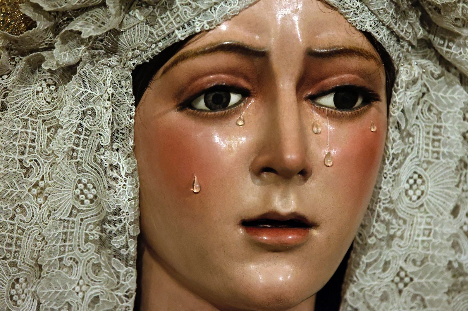 Las imágenes de la vuelta de la Macarena al culto tras meses de restauración