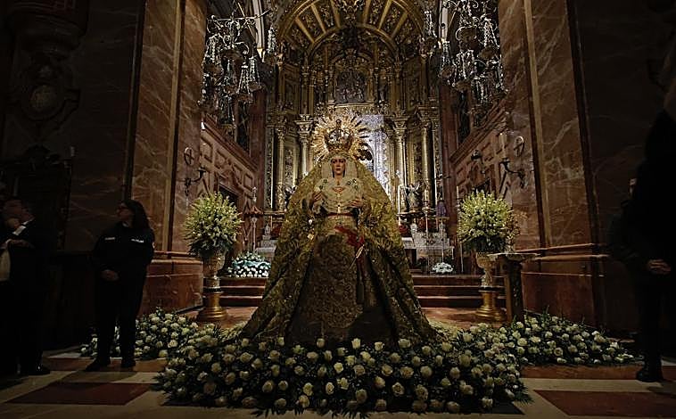 Imagen principal - La Macarena vuelve al culto en la basílica tras la restauración