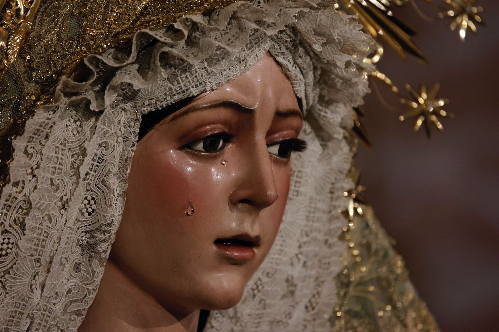 Las imágenes de la vuelta de la Macarena al culto tras meses de restauración