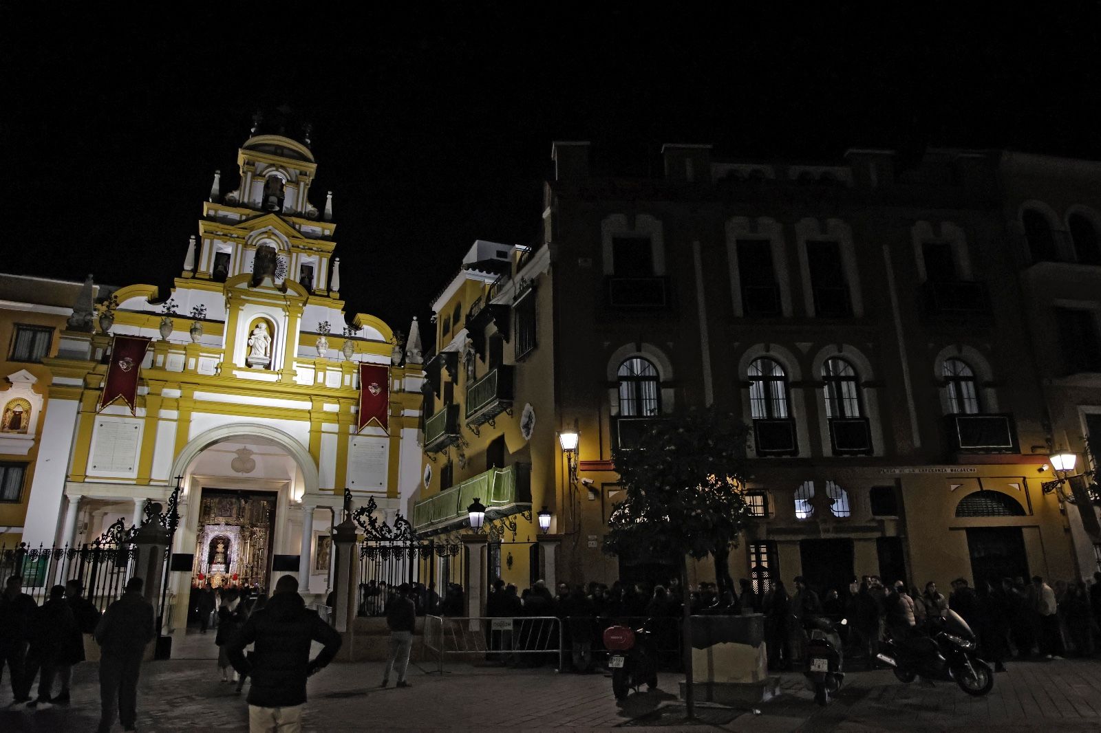 Las imágenes de la vuelta de la Macarena al culto tras meses de restauración