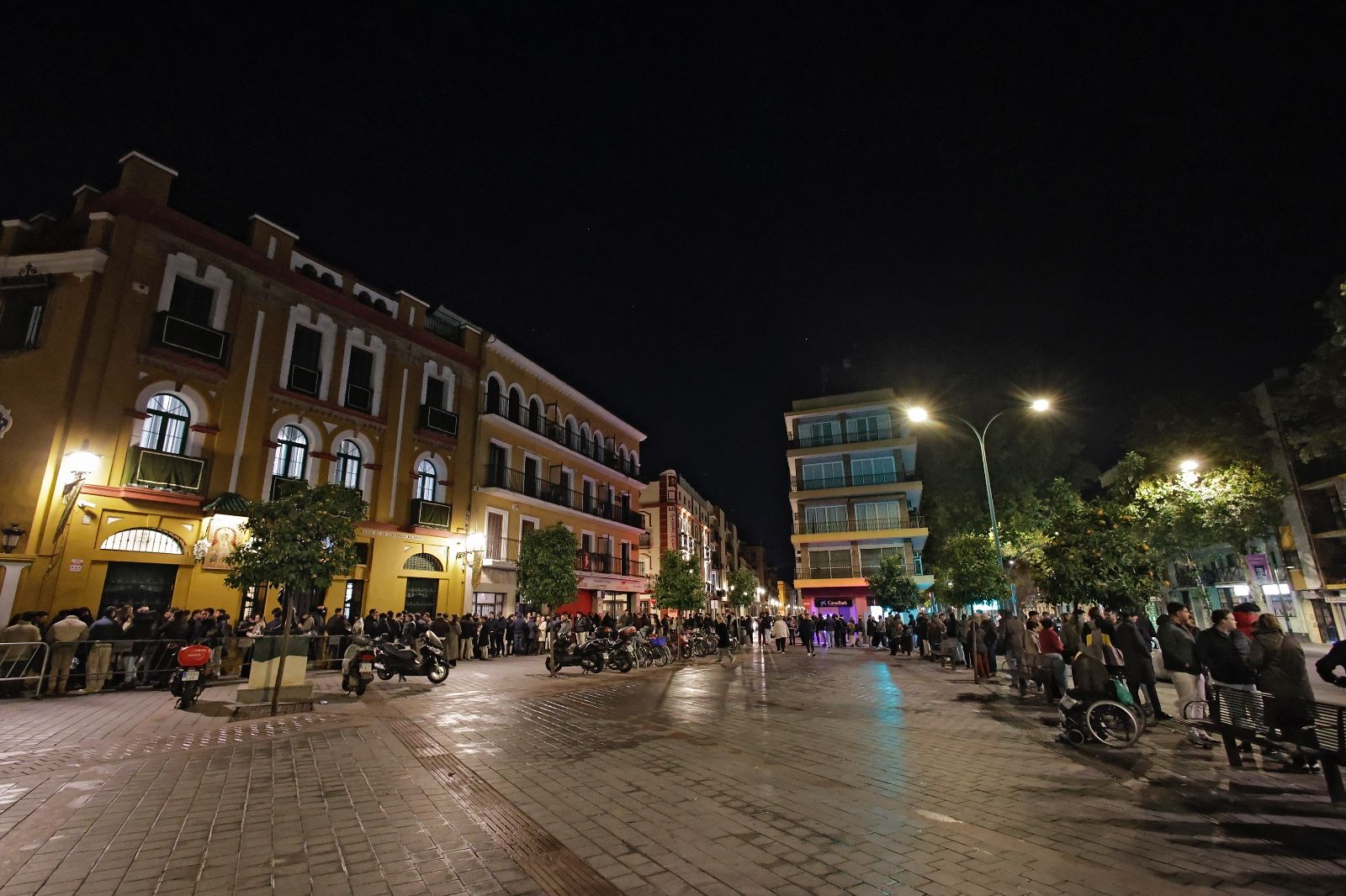 Las imágenes de la vuelta de la Macarena al culto tras meses de restauración