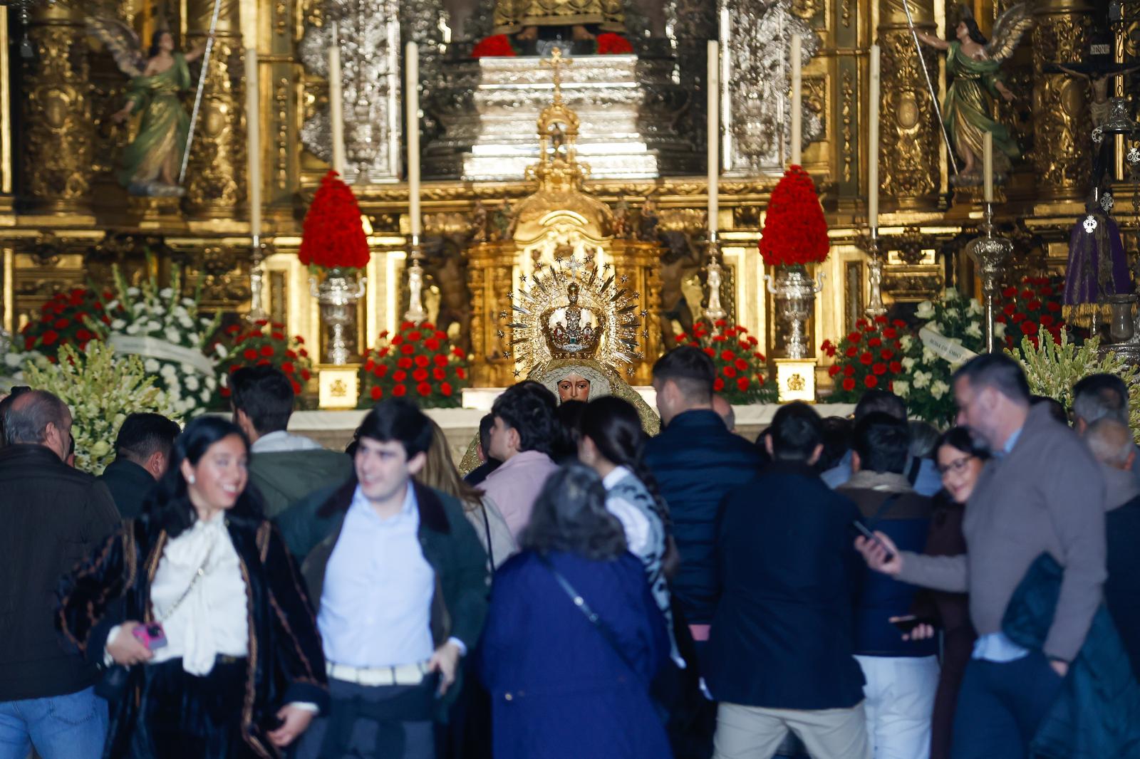 En imágenes, los devotos en el regreso al culto de la Macarena tras su restauración