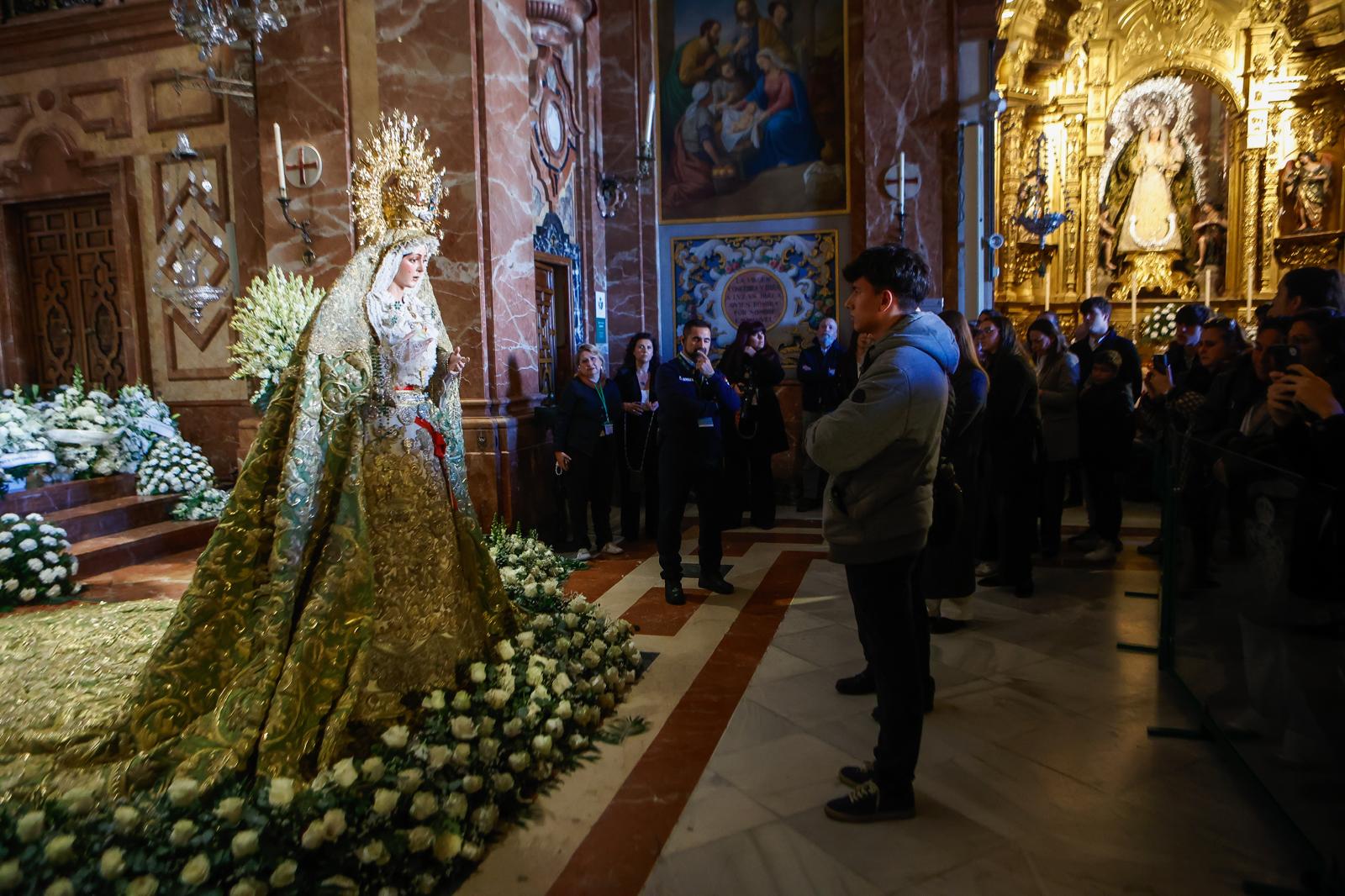 En imágenes, los devotos en el regreso al culto de la Macarena tras su restauración