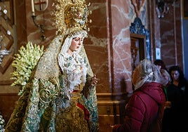 En imágenes, los devotos en el regreso al culto de la Macarena tras su restauración