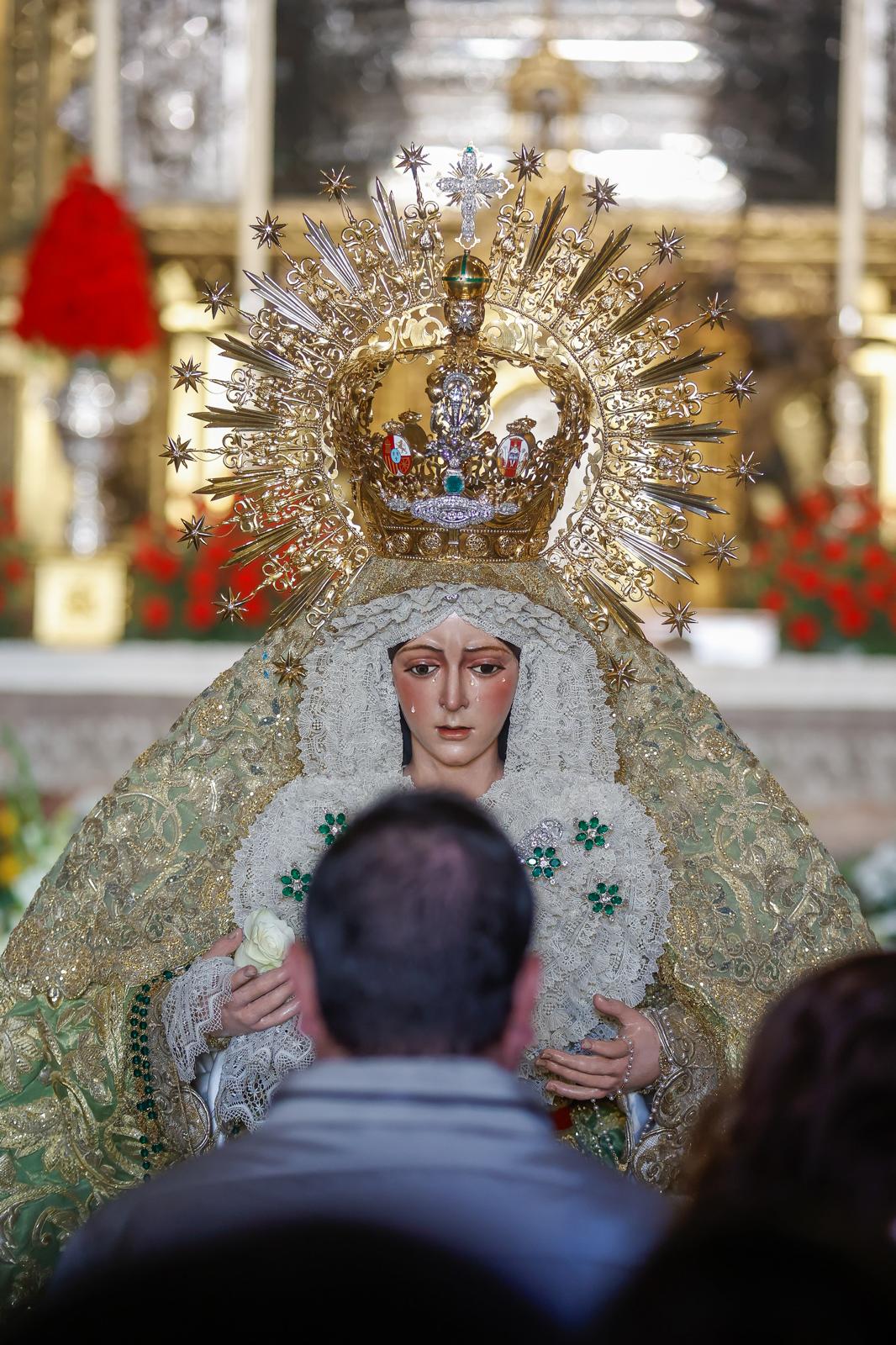 En imágenes, los devotos en el regreso al culto de la Macarena tras su restauración