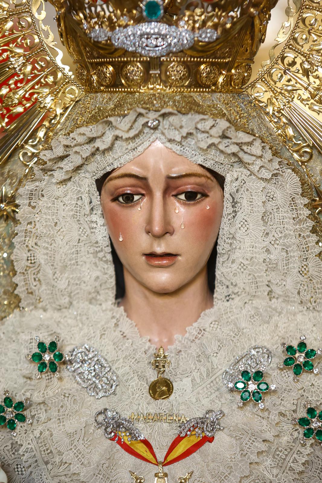 En imágenes, los devotos en el regreso al culto de la Macarena tras su restauración