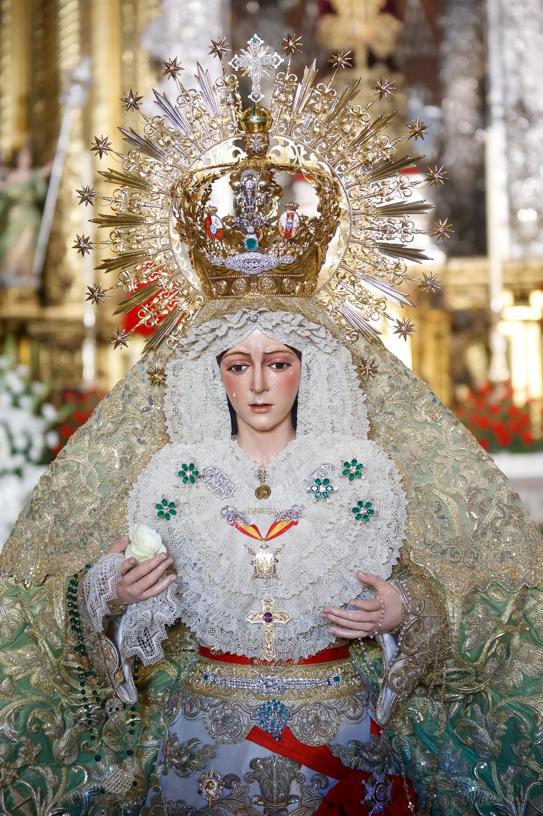 En imágenes, los devotos en el regreso al culto de la Macarena tras su restauración